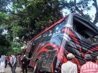 Bus pariwisata rem blong Bromo
