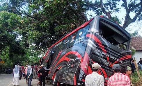 Bus pariwisata rem blong Bromo